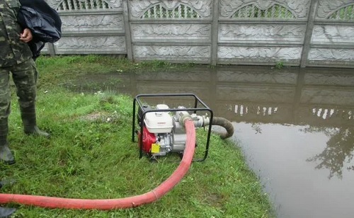 Проведение работ по откачке воды из погребов, подвалов.