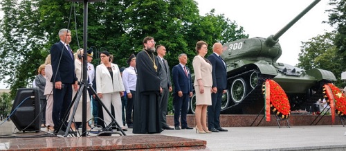 На площади Победы прошла церемония возложения цветов к памятнику-танку на могиле генерала Бахарова, посвященная празднованию 639-летия Бобруйска и 82-й годовщине освобождения города от немецко-фашистских захватчиков.